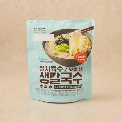 멸치육수로 맛을 낸 생칼국수